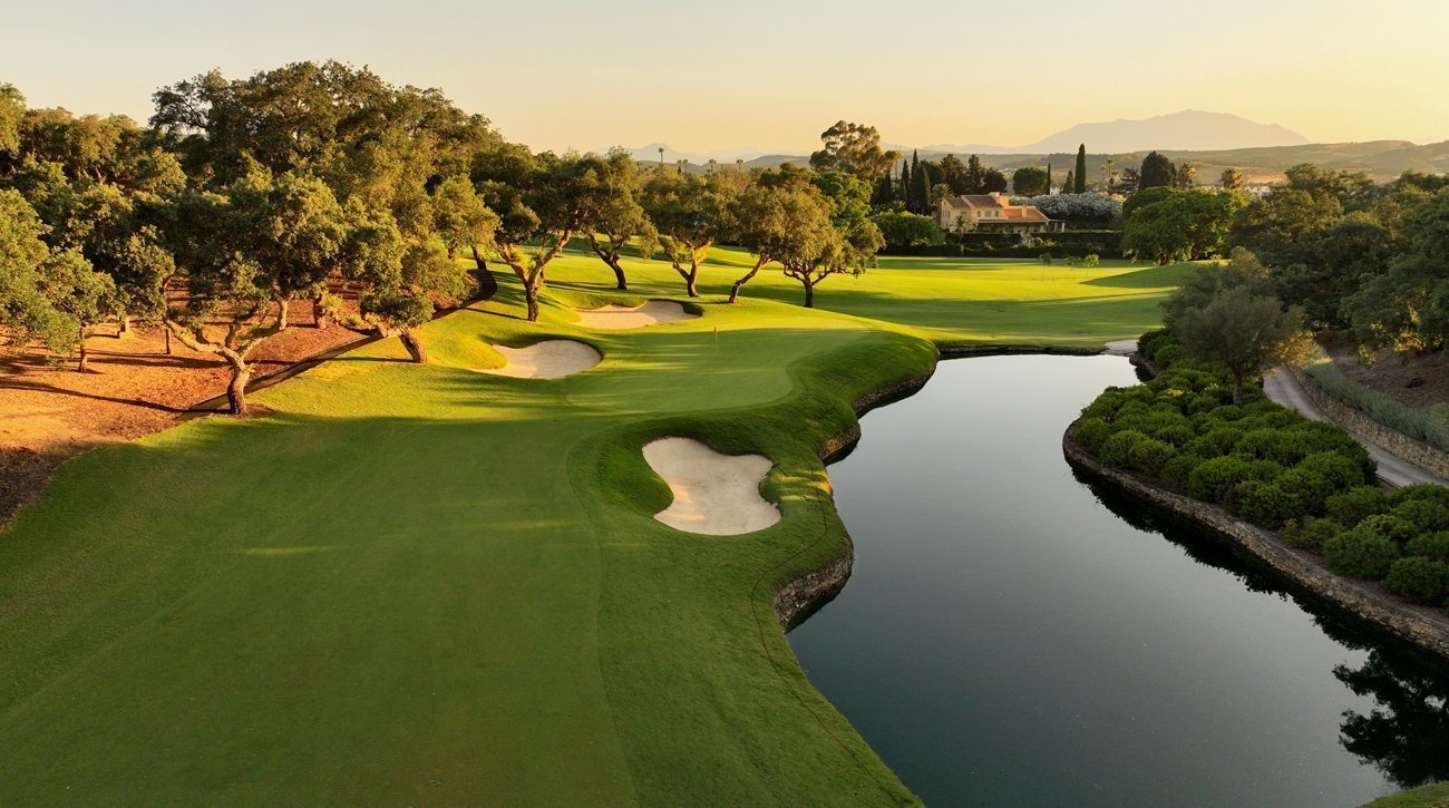 Vista aérea del hoyo 7 del Real Club de Golf Sotogrande (foto © Real Club de Golf Sotogrande)