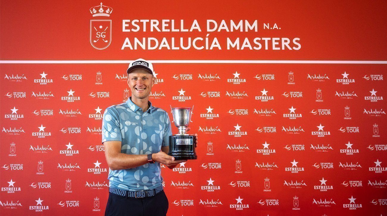 Adrian Meronk, with the Estrella Damm N.A. Andalucía Masters trophy (credit © Marcos Moreno)