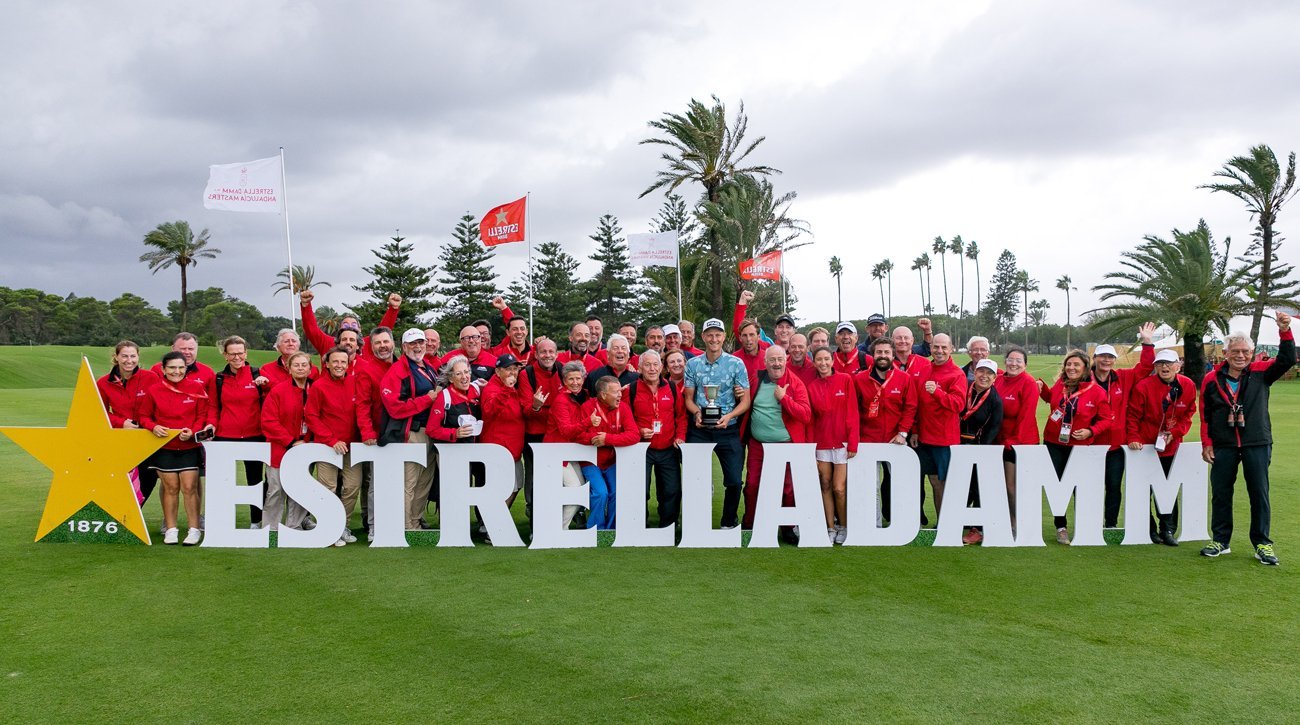 Adrian Meronk, campeón en 2023, con los voluntarios del Estrella Damm N.A. Andalucía Masters (foto © Bosco Martín)