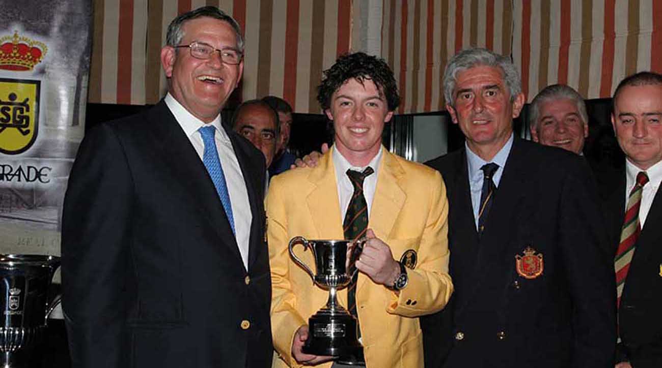 Rory McIlroy, campeón de la Copa Sotogrande 2007, con Antonio Martín Urquijo, presidente del Real Club de Golf Sotogrande aquel año, y Gonzaga Escauriaza, presidente de la RFEG (foto © Real Club de Golf Sotogrande) 