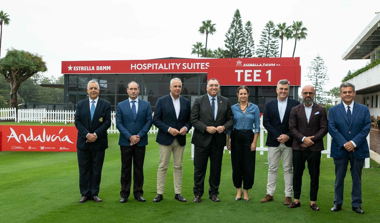 (De izquierda a derecha, José Crespo, presidente del Comité de Profesionales de la RFGA; Kostka Horno, gerente del Real Club de Golf Sotogrande; Juan Carlos Ruiz Boix, alcalde de San Roque; Arturo Bernal, consejero de Turismo y Andalucía Exterior de la Junta de Andalucía; Paula Conesa, vicepresidenta tercera de la Diputación de Cádiz; Sergio Ragel y Luis Rubio, representantes de Estrella Damm en el acto; y José María Zamora, director de torneos del DP World Tour) (foto © Bosco Martín)