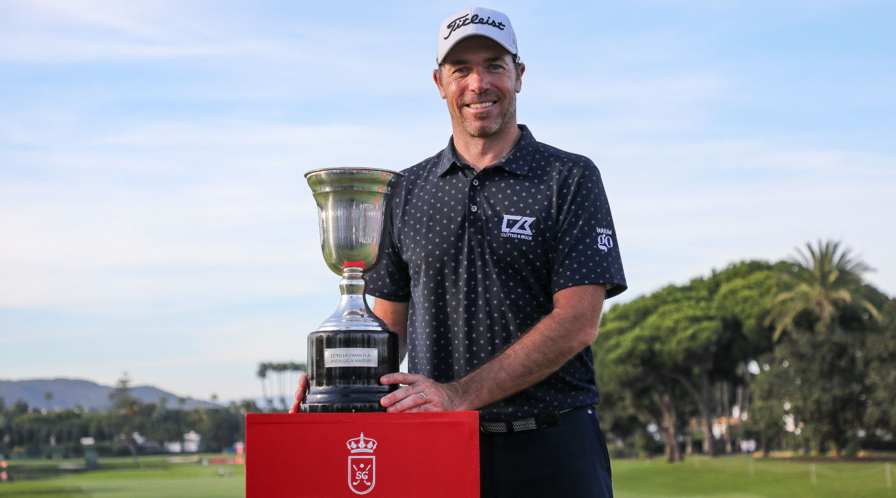 Julien Guerrier con el trofeo del Estrella Damm N.A. Andalucía Masters (foto © Bosco Martín)